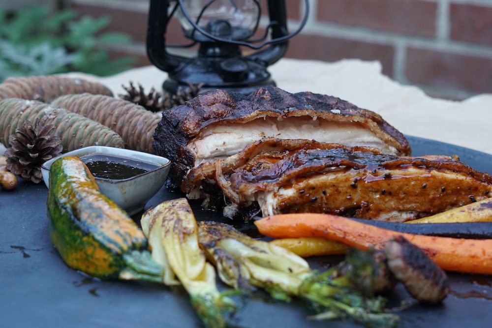 Glasierter Schweinebauch mit Kruste, dazu gegrillter Fenchel, Zucchini und bunte Möhren