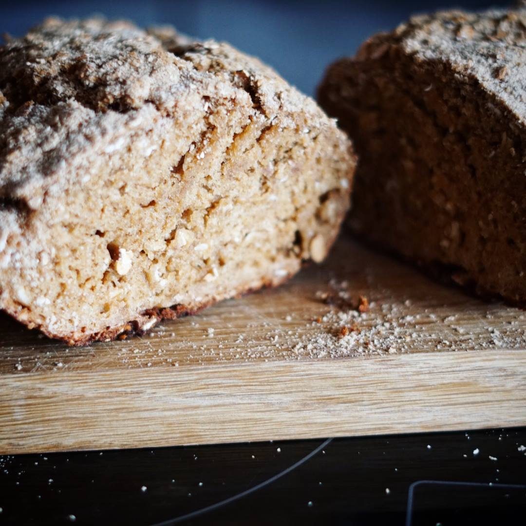 Angeschnittenes Vollkornbrot auf einem Holzbrett
