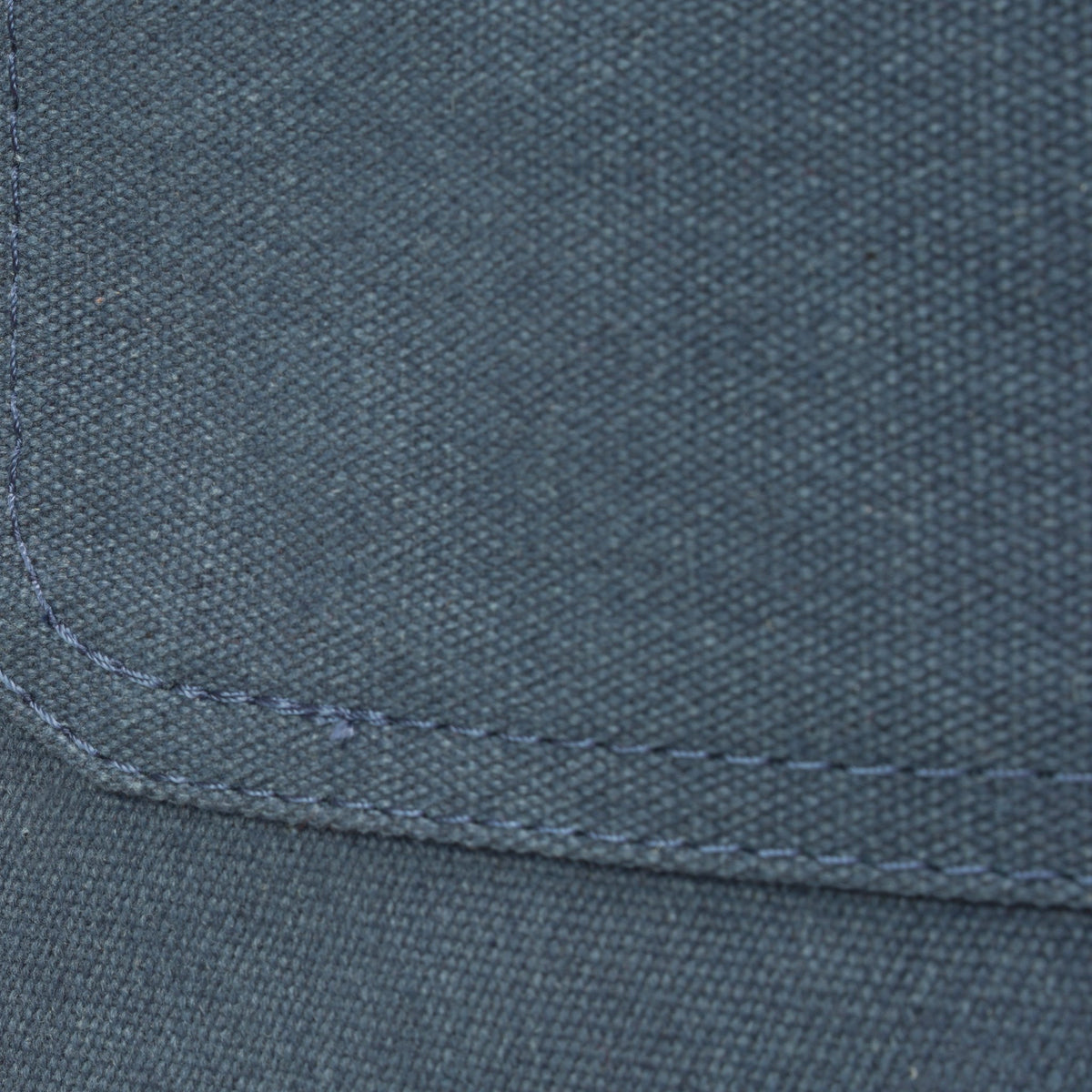 Canvas der Schürze in Blau, Nahaufnahme mit Taschenkante und Naht