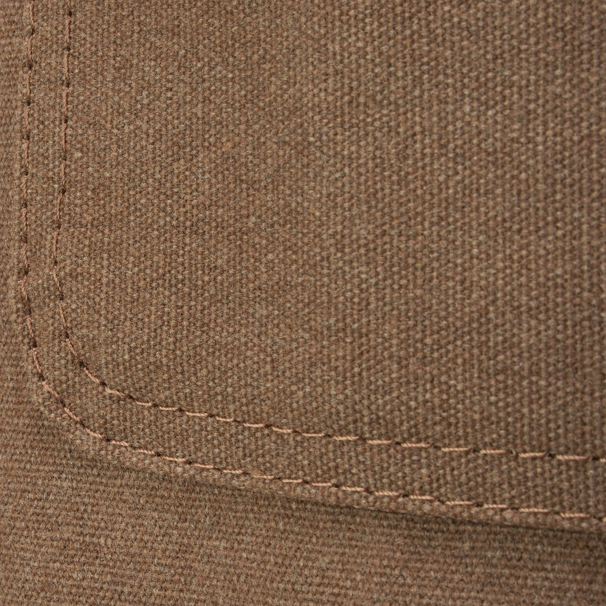 Canvas der Schürze in Braun, Nahaufnahme mit Taschenkante und Naht