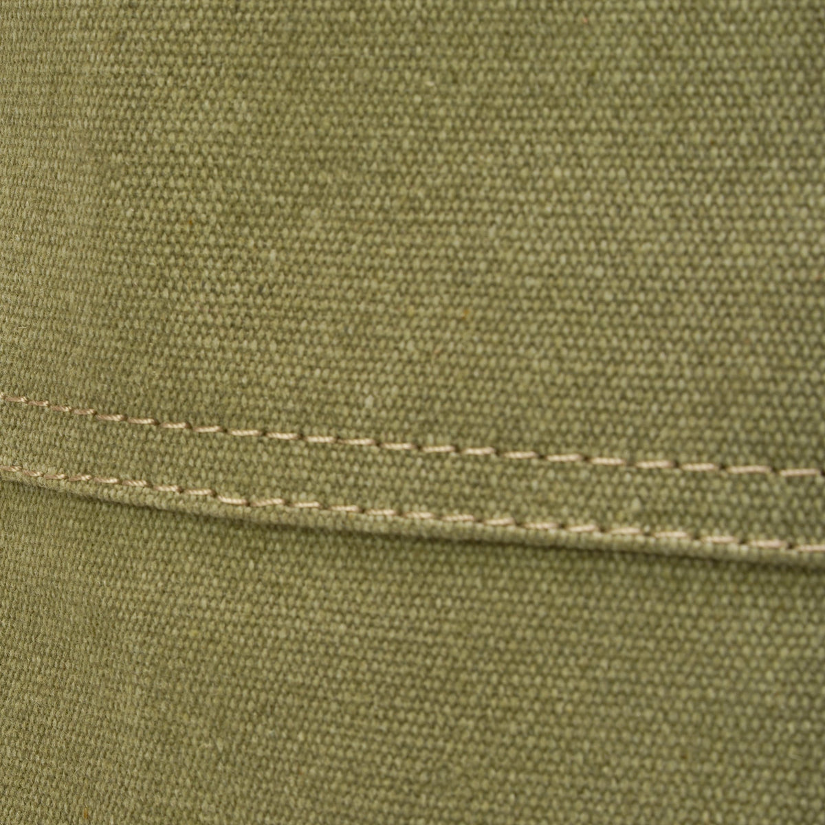 Canvas der Schürze in Olivgrün, Nahaufnahme mit Taschenkante und Naht