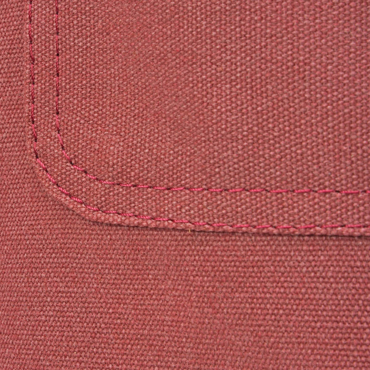Canvas der Schürze in Rot, Nahaufnahme mit Taschenkante und Naht