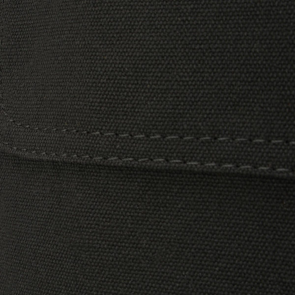 Canvas der Schürze in Schwarz, Nahaufnahme mit Taschenkante und Naht